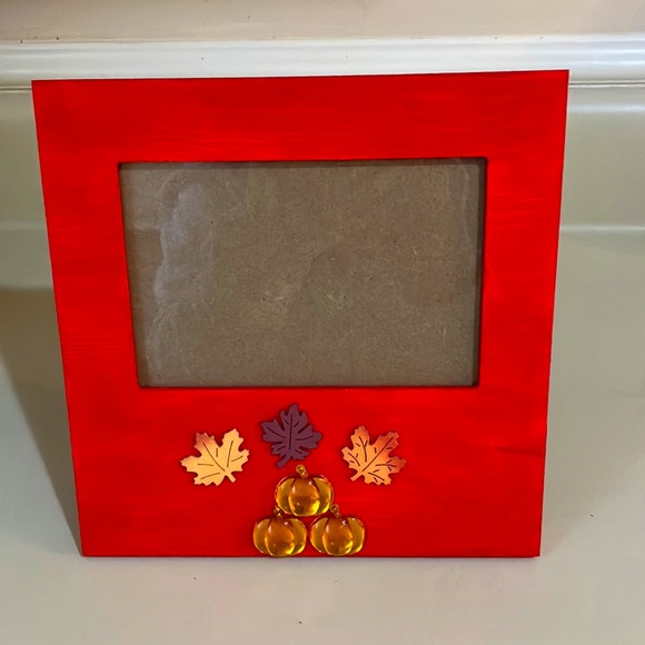 Rustic picture frame decorated with pumpkins and leaves - Picture 1 of 8